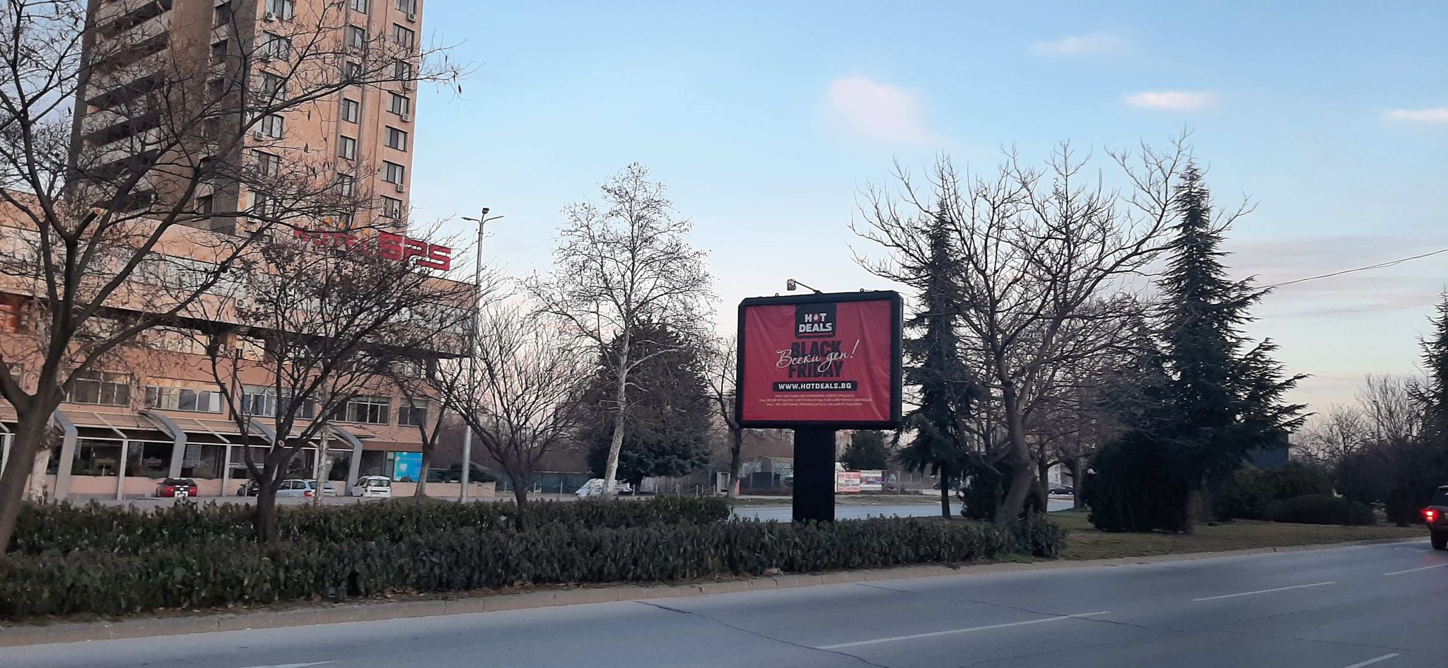 До SPS и магазин Метро в тревната площ.